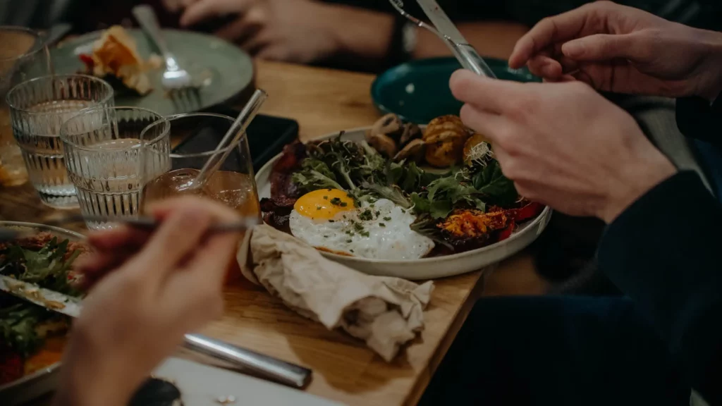 une assiette salée de brunch d'un coffee shop à Toulouse avec un œuf au plat, du bacon et des pommes de terre hasselback