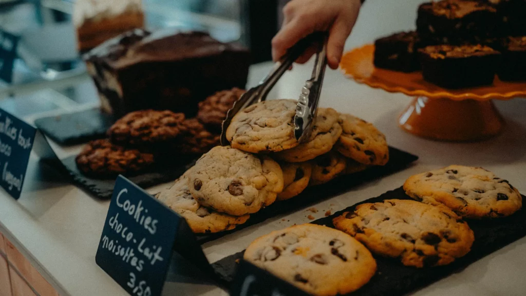 des pâtisseries sur le comptoir d'un coffee shop à Toulouse dont des cookies