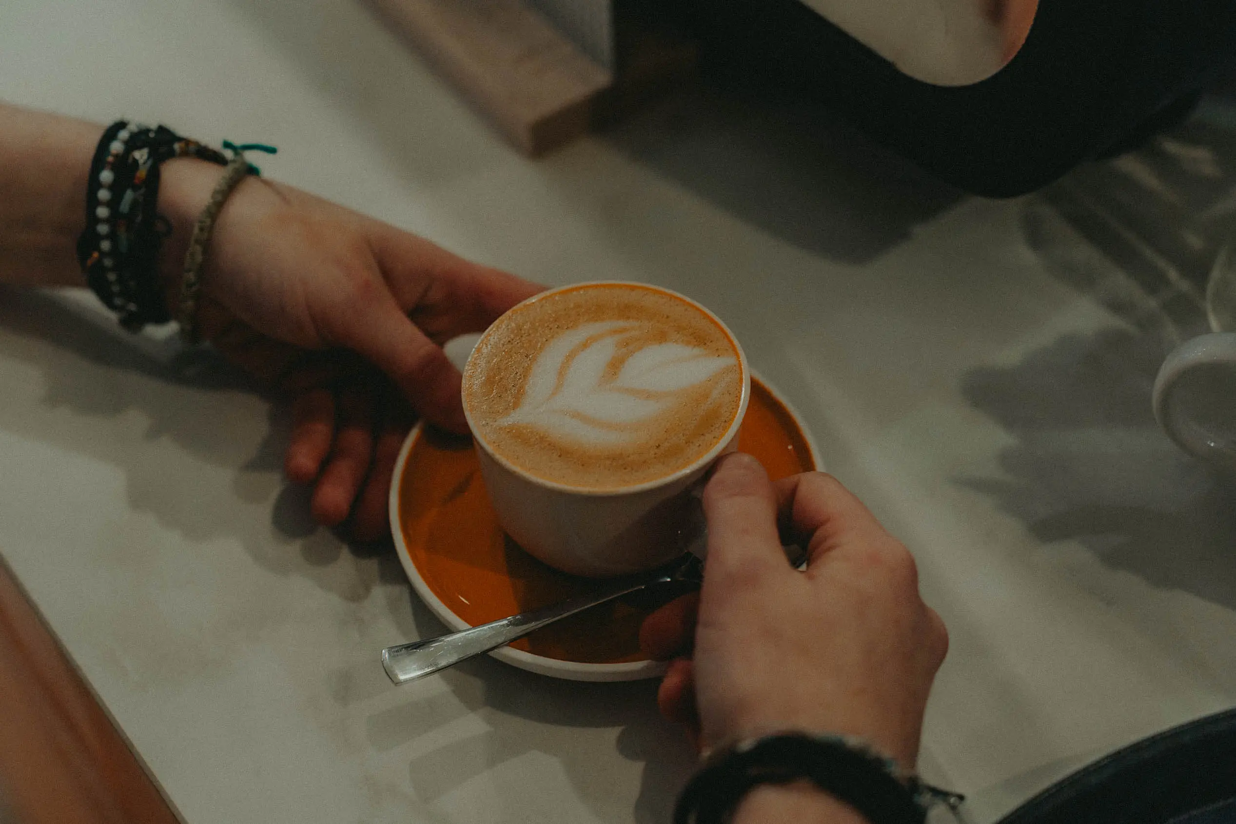 un cappuccino avec un latte art fait dans un coffee shop à Toulouse