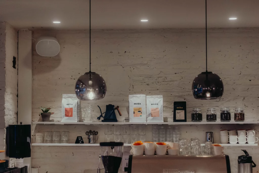 des étagères d'un coffee shop à Toulouse avec des verres, des tasses, des sachets de café et de thé