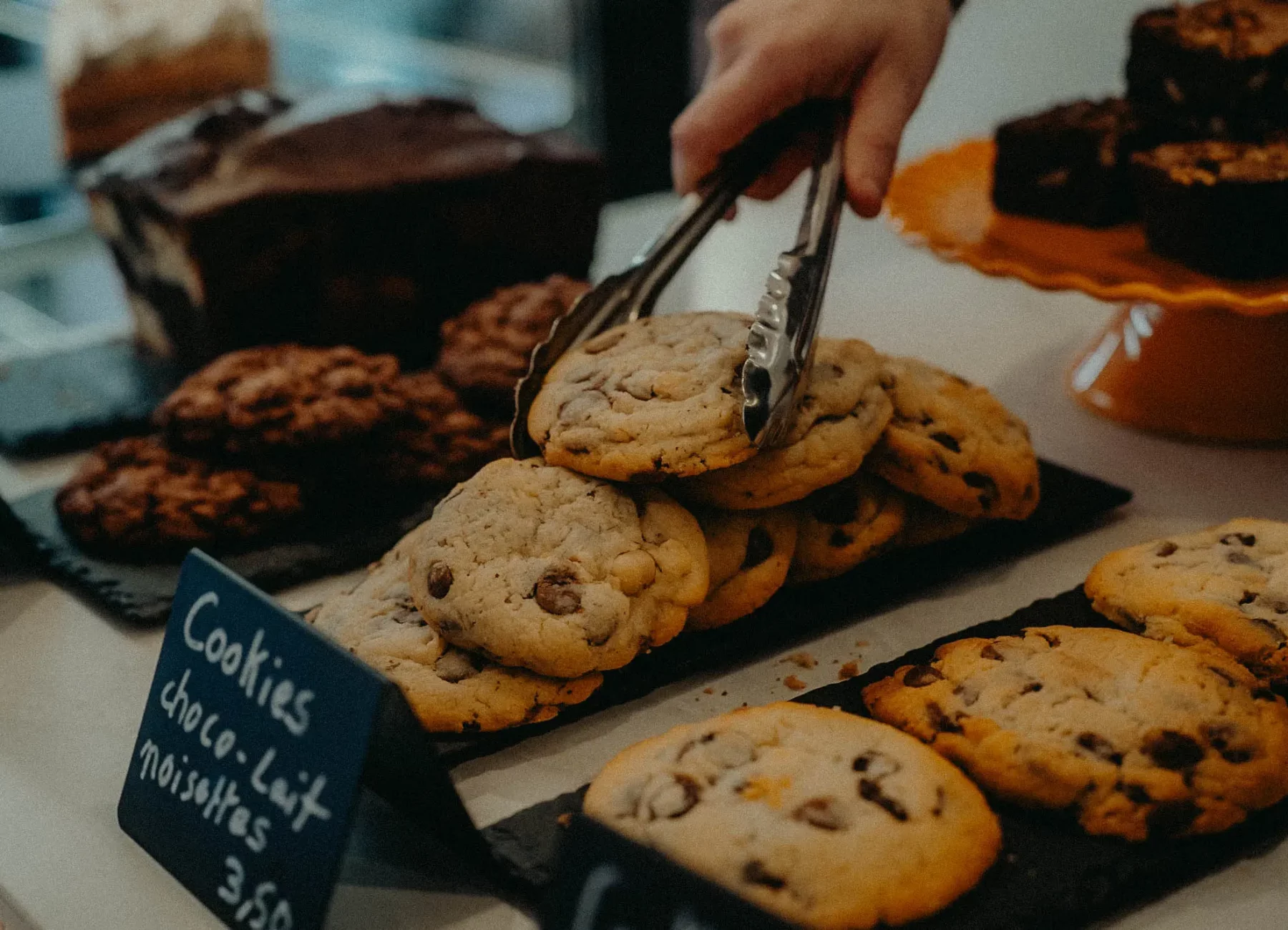 cookies-les-infiltres des pâtisseries sur le comptoir d'un coffee shop à Toulouse dont des cookies